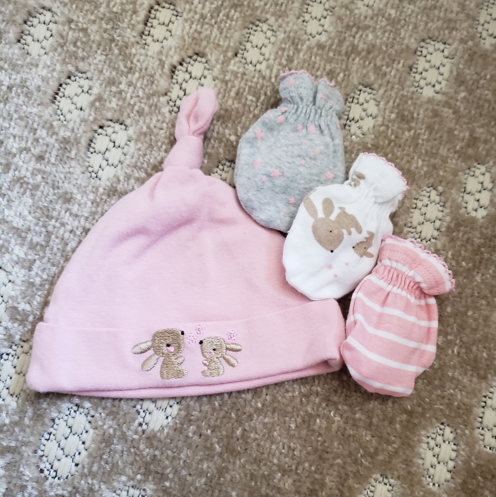 Newborn hats and mittens set